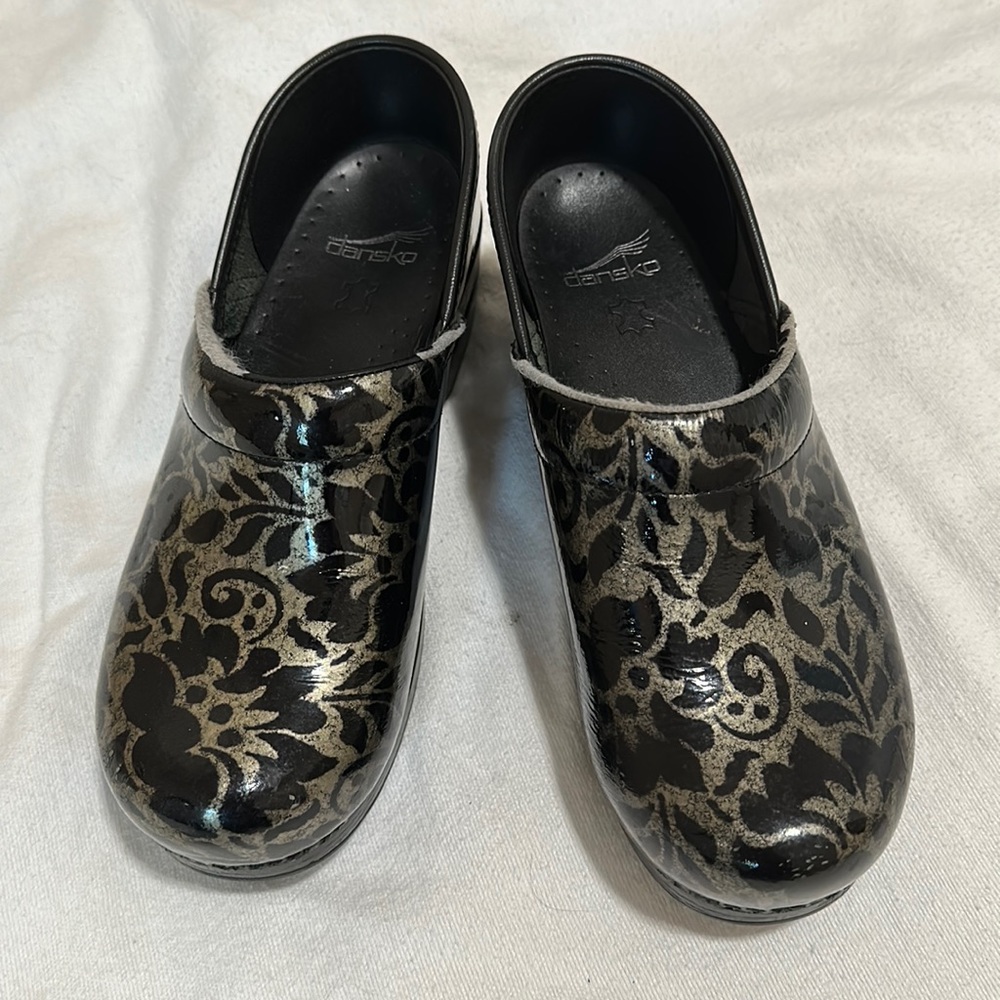 Dansko clogs size 39. Black & Silver